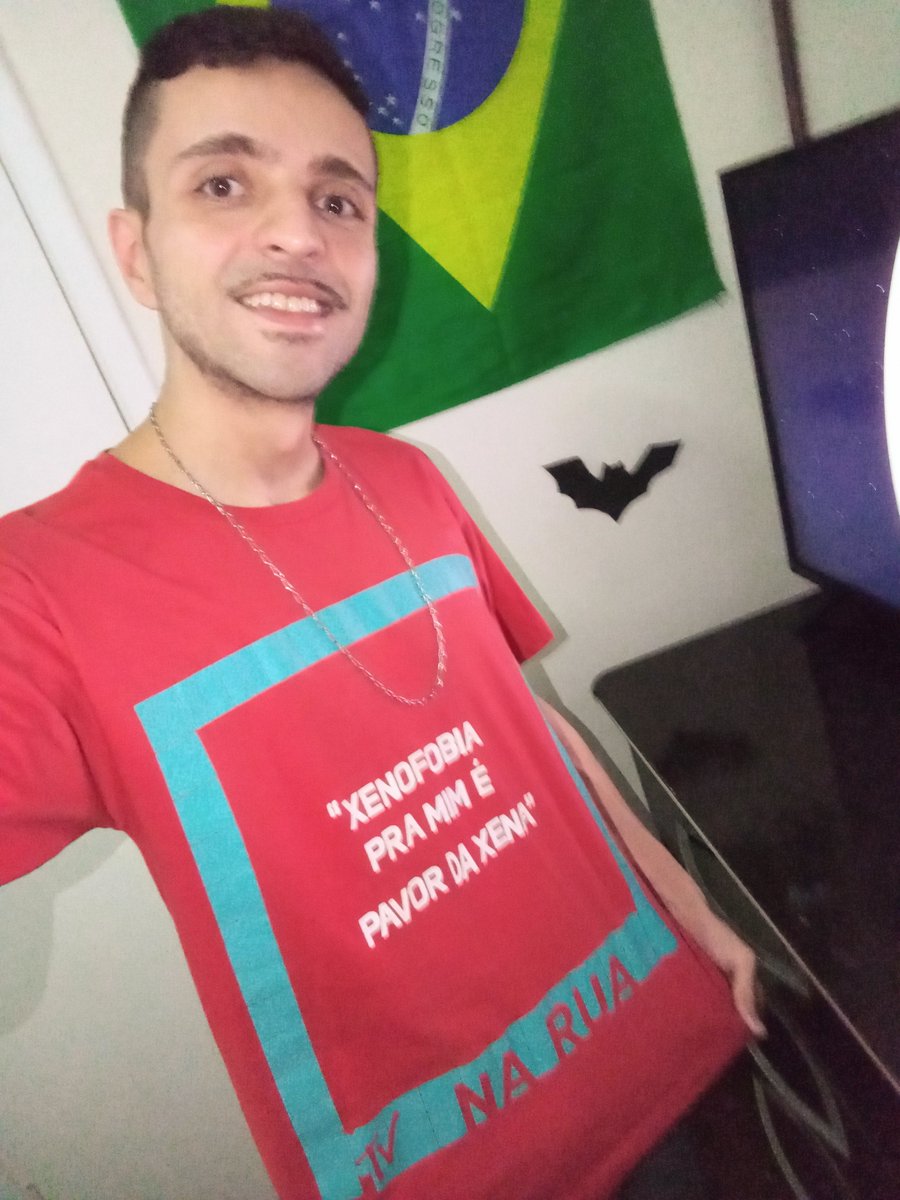 c4ioovsky's tweet photo. 🇧🇷 ADM numa rara aparição com sua única camiseta vermelha. Geralmente emite ondas na frequência dos 530THz a 600THz, então aproveitem! 

O primeiro streamer de Onlyfans do Brasil a entrar na plataforma para denunciar sua origem Sionista!

#VoteLula #Eleiçoes2026 https://t.co/0mnS8Pir9T