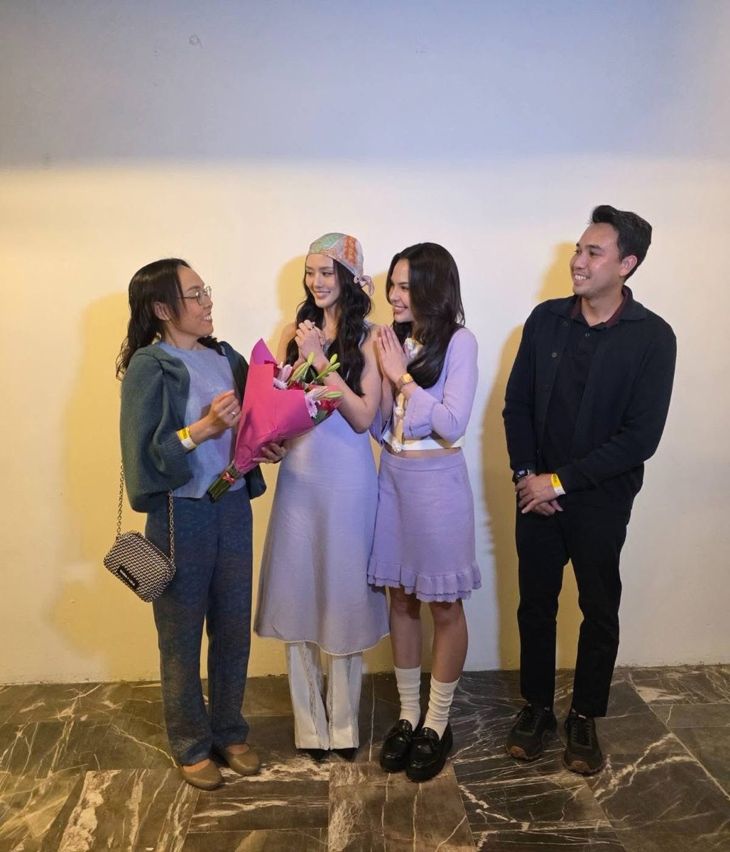 CryFor2wice's tweet photo. La embajada de Tailandia en México hablando del fanmeeting de #LMSY, la encargada y funcionarios de la embajada también asistieron al fanmeeting para felicitarlas 🥹

 “El 11 de octubre de 2026, el dúo de artistas GL, Lookmhee y Sonya realizó un fanmeeting en el Auditorio BlackBerry de la Ciudad de México. El evento registró un lleno total y el recinto se llenó de alegría, risas y momentos emotivos…”

“Ambas artistas expresaron su profunda gratitud y emoción por visitar México y conocer de cerca a sus fans. Asimismo, se mostraron encantadas por la cálida bienvenida que recibieron de una multitud de admiradoras a su llegada al aeropuerto. Finalmente, manifestaron su deseo de regresar a México para seguir creando momentos especiales junto a sus fans en el futuro.”

Todos estamos orgullosas de ellas 🥹🫶🏼