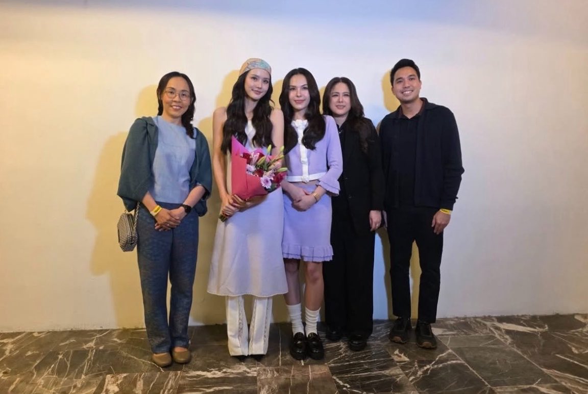 CryFor2wice's tweet photo. La embajada de Tailandia en México hablando del fanmeeting de #LMSY, la encargada y funcionarios de la embajada también asistieron al fanmeeting para felicitarlas 🥹

 “El 11 de octubre de 2026, el dúo de artistas GL, Lookmhee y Sonya realizó un fanmeeting en el Auditorio BlackBerry de la Ciudad de México. El evento registró un lleno total y el recinto se llenó de alegría, risas y momentos emotivos…”

“Ambas artistas expresaron su profunda gratitud y emoción por visitar México y conocer de cerca a sus fans. Asimismo, se mostraron encantadas por la cálida bienvenida que recibieron de una multitud de admiradoras a su llegada al aeropuerto. Finalmente, manifestaron su deseo de regresar a México para seguir creando momentos especiales junto a sus fans en el futuro.”

Todos estamos orgullosas de ellas 🥹🫶🏼