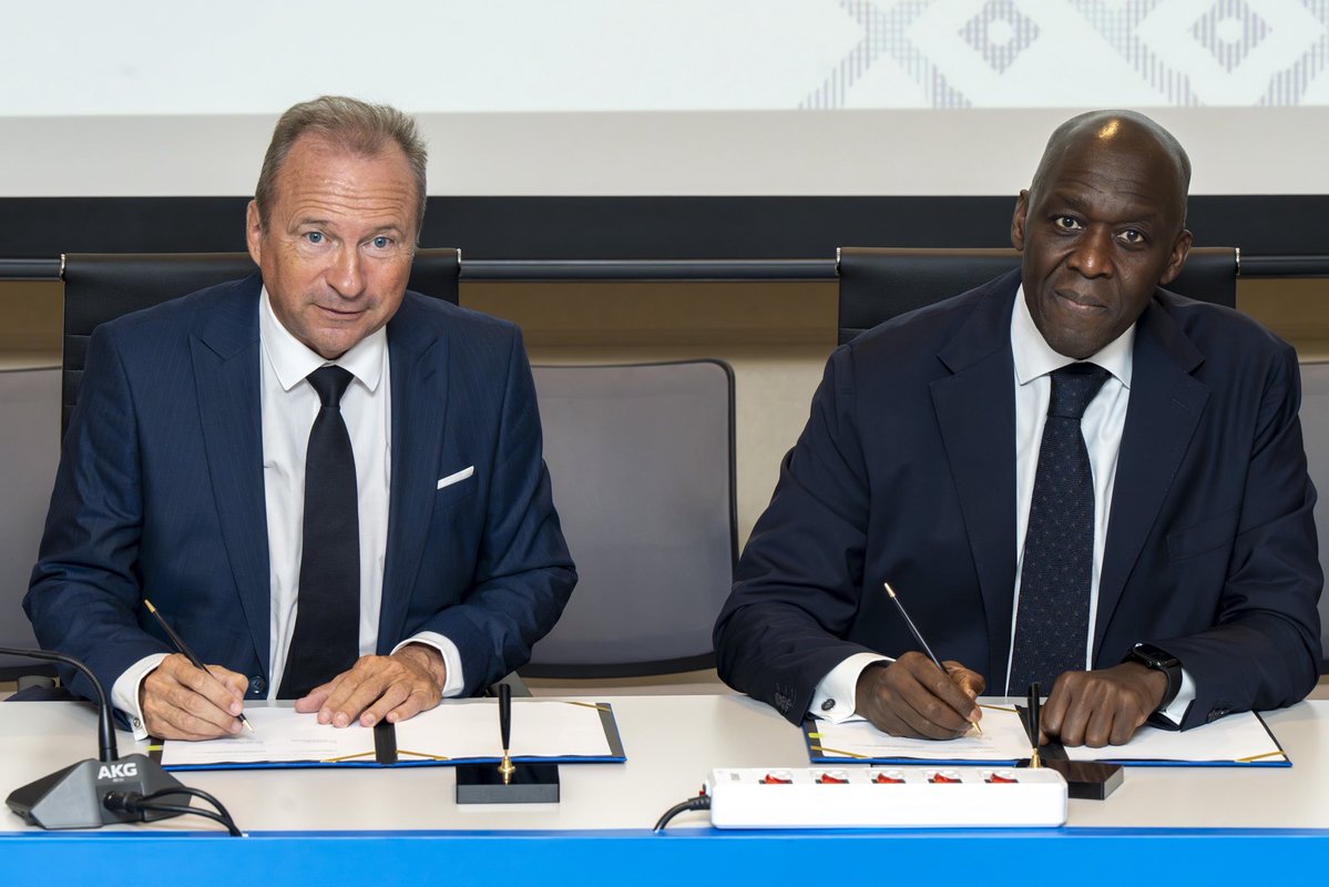 Diop_IFC's tweet photo. Mobilizing private capital at scale requires the right platforms.

Today at the #WBGMeetings, we welcomed Luxembourg as the latest donor to @IFC_org’s Sustainable and Resilient Finance Program (SuRF), joining Switzerland.

This blended finance initiative aims to mobilize $30 billion across more than 10 countries by connecting global investors with emerging markets through sustainable bonds and loans.

Great to meet with Finance Minister @RothGilles and strengthen our collaboration to bring more private investment where it is needed most.