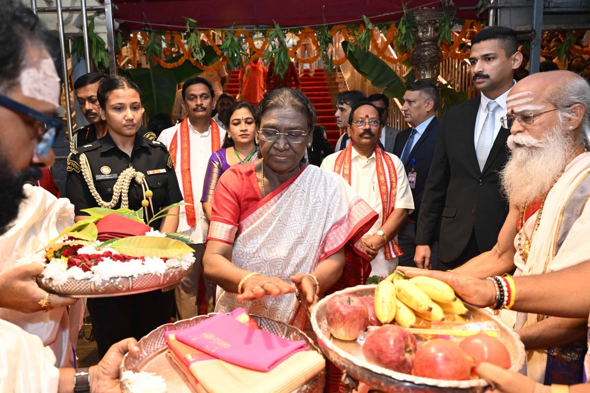 timesofindia's tweet photo. #InPics | President Droupadi Murmu visited Sri Durga Malleswara Swamy Varla Devasthanam in Vijayawada, Andhra Pradesh, and had darshan of Sri Kanaka Durga Devi and Sri Malleswara Swamy. 🙏
Don’t miss the complete coverage - get the TOI App 👉 https://t.co/ogFaRsVinV
#DroupadiMurmu #KanakaDurgaTemple #Vijayawada #AndhraPradesh