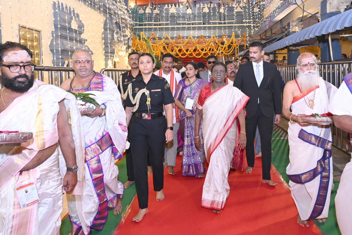timesofindia's tweet photo. #InPics | President Droupadi Murmu visited Sri Durga Malleswara Swamy Varla Devasthanam in Vijayawada, Andhra Pradesh, and had darshan of Sri Kanaka Durga Devi and Sri Malleswara Swamy. 🙏
Don’t miss the complete coverage - get the TOI App 👉 https://t.co/ogFaRsVinV
#DroupadiMurmu #KanakaDurgaTemple #Vijayawada #AndhraPradesh