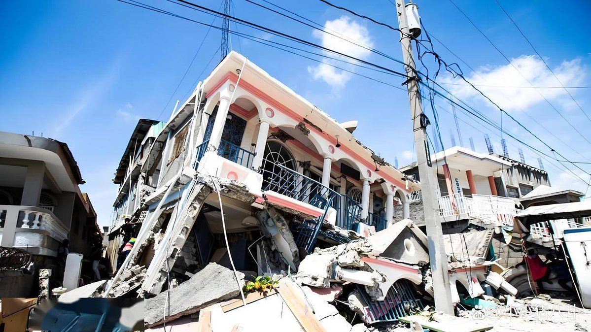 NancyGa28158825's tweet photo. A sudden quake cracked the town, toppling old buildings, leaving a messy pile of debris. I’m deeply sorry for the damage and sad to see this once lively community broken apart.， https://t.co/jHxSBLEw18