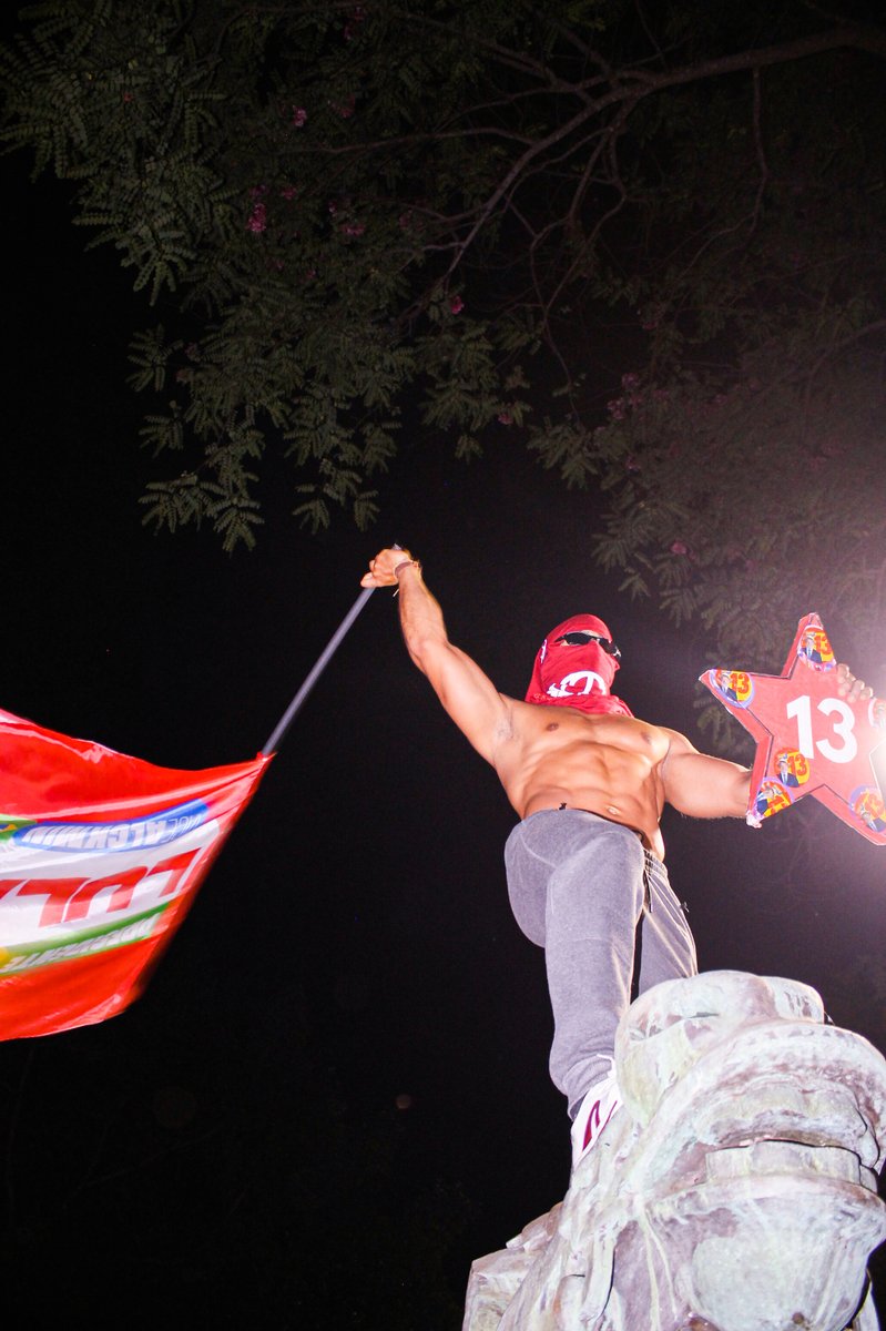 jhullky's tweet photo. me pediram pra fotografar o querido e quando eu disse "continua performando" ele intensificou a bandeirada. encantada com a performance de gostosos com lula. o resultado das fotos: https://t.co/9kMVEdMFIm