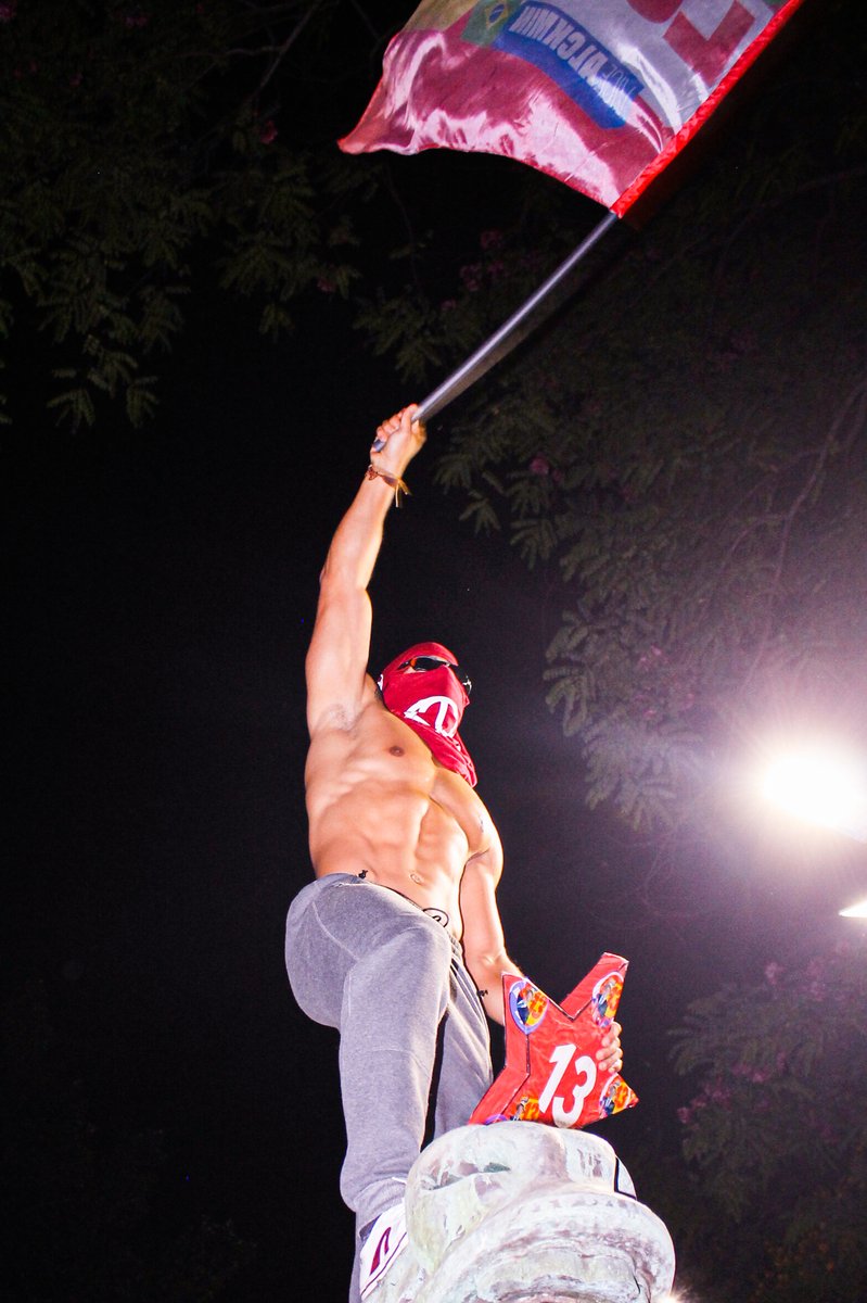 jhullky's tweet photo. me pediram pra fotografar o querido e quando eu disse "continua performando" ele intensificou a bandeirada. encantada com a performance de gostosos com lula. o resultado das fotos: https://t.co/9kMVEdMFIm