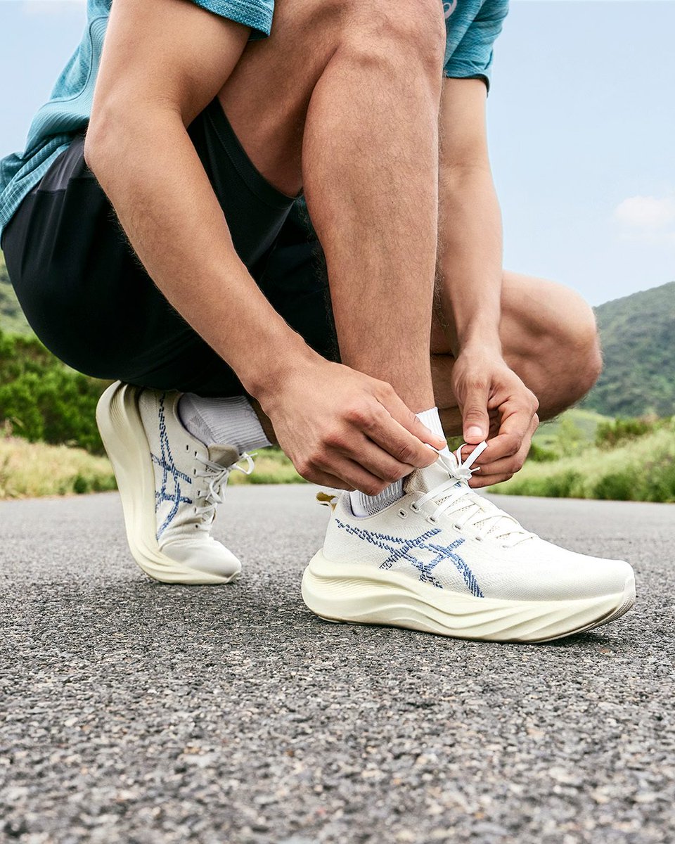 ASICS_JP's tweet photo. NIMBUS MIRAI 2、発売。

GEL-NIMBUSシリーズの品質と性能を持ち、
買い替え時期を迎えた時にリサイクルを行うことで、新たなシューズに生まれ変わるよう特別に設計されたランニングシューズ。

Run. Return. Repeat.
走る、回収する、そしてまた走る。
🔗https://t.co/4MvCGYsTUJ https://t.co/1ELx7OTp1T