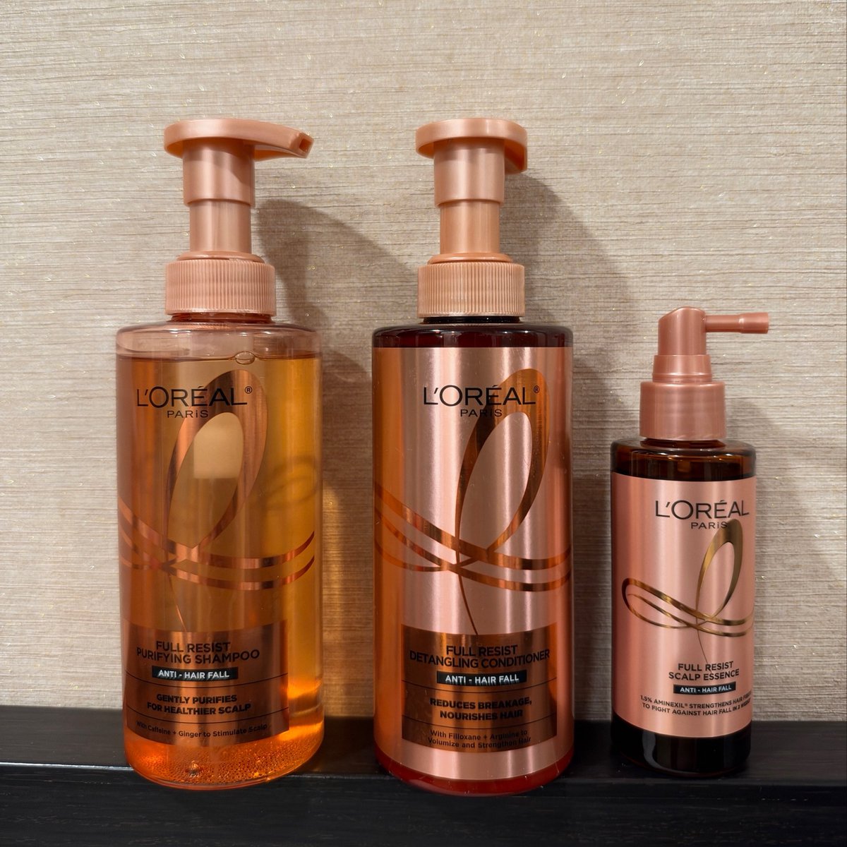 Pruris's tweet photo. เล่าก่อนตัดสินใจซื้อใน Live ของพี่สมเจม

ลองใช้มา 2 วันหละ จะบอกว่าเป็นไลน์ Hair care ของ L’Oreal Paris กลิ่นแพงที่สุด. ไม่เคยได้กลิ่นแนวนี้จากบ้านนี้เลย. หอมเหมือนออกจากซาลอนหรูๆ

ไลน์นี้ช่วยเรื่องรากผมอ่อนแอ หลุดร่วงง่าย และลีบแบน มี Aminexil ช่วยลดปัญหาผมขาดหลุดร่วง มีกลไกในการช่วยบำรุงเส้นใยคลอลาเจนบริเวณรากผมตรงหนังศีรษะ

เสริมกลุ่ม Arginine + Caffeine + รากขิง ให้รากผมและหนังศีรษะแข็งแรง ลดการ อักเสบได้ดี

กลิ่นดีมาก ปกติกลุ่มลดผมร่วง ใช้แล้วเส้นผมแข็งมาก แต่ของ L’oreal Paris ขนาดใช้แค่แชมพู ผมยังนุ่ม กลิ่นสะอาด 

เดี่ยวใช้ระยะยาวจะเล่าอีกที แต่ถือว่า set 3 ขวดนี้ราคาหลักร้อย คุณภาพบ้านนี้ให้เลย คุ้มแน่นอน

#LOrealParisTH #FullResist #LOrealFullResistxGemini #Gemini_NT
