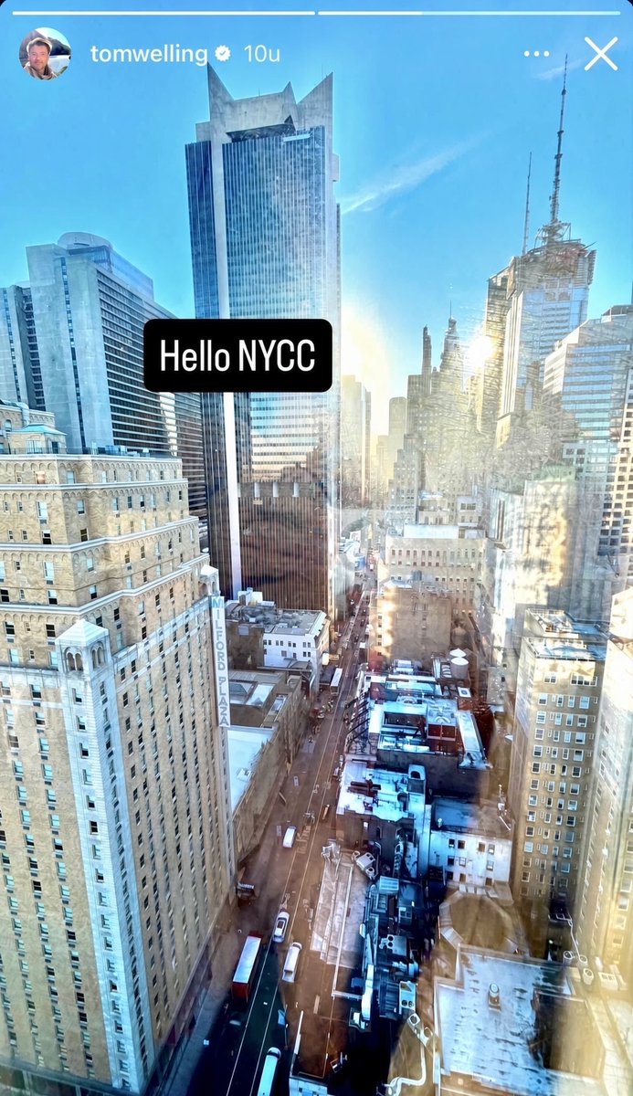 Braimsly's tweet photo. Actor Tom Welling accidentally revealing his reflection in a NYC hotel window that goes viral while trying to capture the city skyline view. https://t.co/yMd4ZvaU70