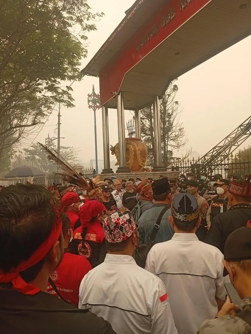 LambeSahamjja's tweet photo. BREAKING NEWS
KANTOR GUBERNUR KALTENG DI GERUDUK WARGA IMBAS KABUT ASAP YANG MAKIN PARAH https://t.co/Iqhbn4G2CR