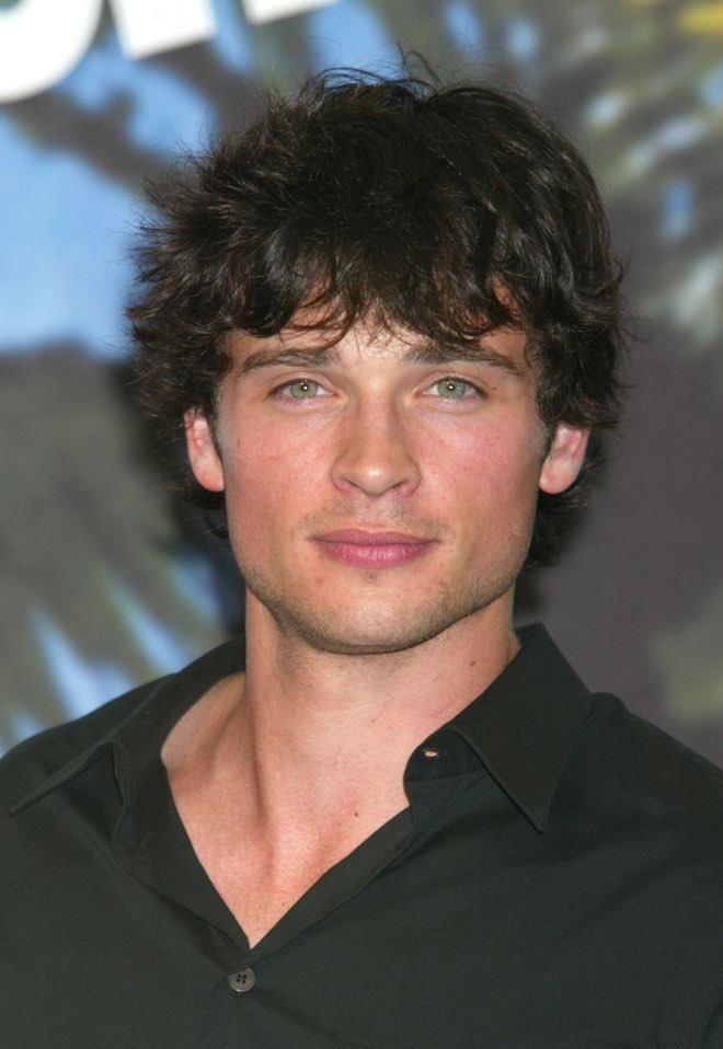 Braimsly's tweet photo. Actor Tom Welling accidentally revealing his reflection in a NYC hotel window that goes viral while trying to capture the city skyline view. https://t.co/yMd4ZvaU70