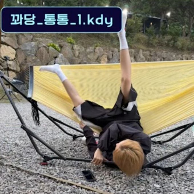 kdyoxi's tweet photo. dari kemaren gw nginget-inget doyoung mirip siapa gitu 😭 ternyata meme ini😭 https://t.co/SNpGLyJ8wr
