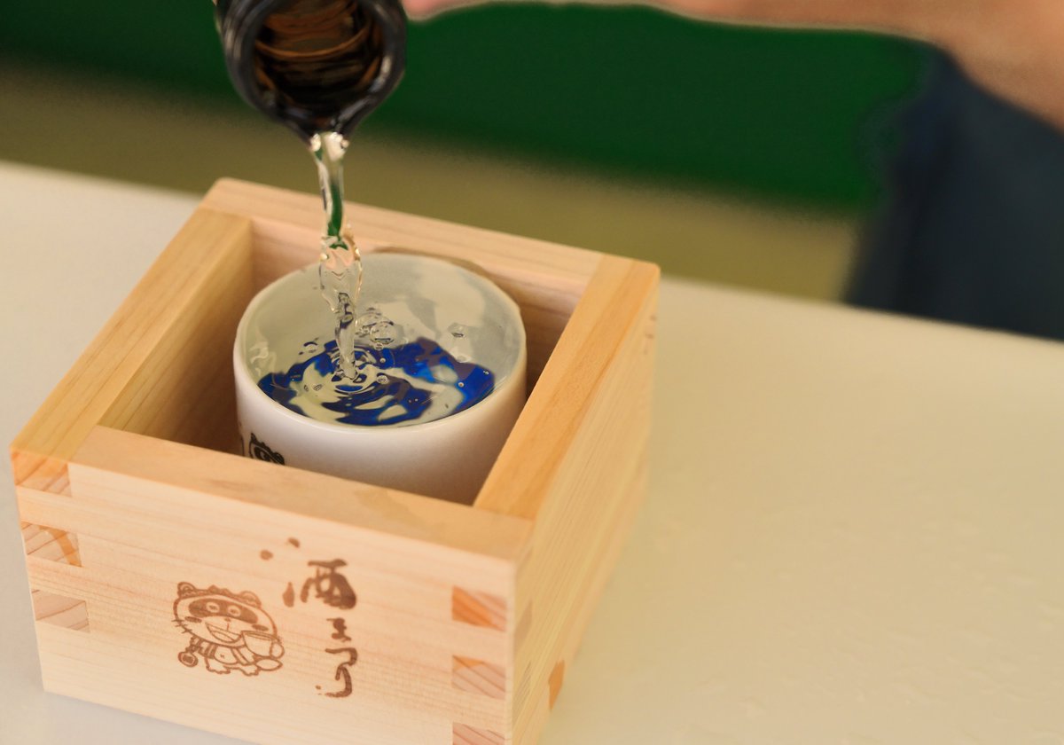 Hiroshima_Univ's tweet photo. 東広島市で「2026酒まつり」が開催されました！
酒蔵通りを中心に多くの人でにぎわった酒まつり。学生カメラマンから素敵な写真が届きました！📸
広島大学の学生もボランティア等で参加し、地域の皆さんとともに祭りを盛り上げました。

#広島大学 #HiroshimaUniversity #酒まつり #東広島市 https://t.co/Fznk0MTG50