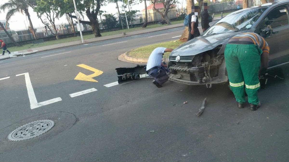 Traffic247_NP's tweet photo. 𝗞𝘄𝗮𝗭𝘂𝗹𝘂 𝗡𝗮𝘁𝗮𝗹
Crash on Victoria Embankment and Stanger Street in Durban Central. Life Response 24/7 on scene
06:15 • October 15 https://t.co/XyG9yhbdRJ