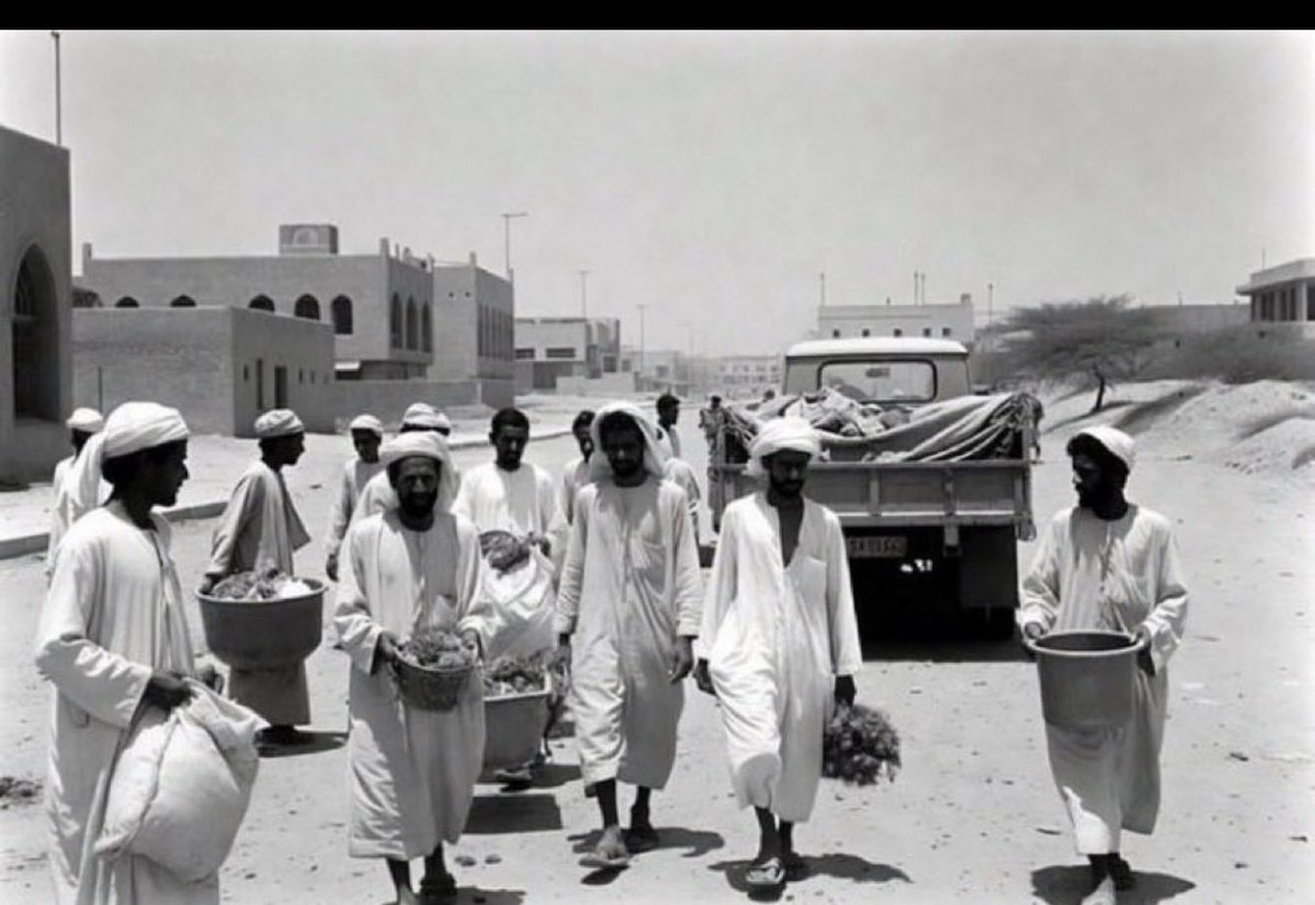 deema8u's tweet photo. @7qicr ابد حملنا التطبيق علشانك يابنت الزبالين علشان نذكرك بشغلة ابوك واذا ودك ترجعين تشتغلينها نستقدمك https://t.co/mbf3inBhxq
