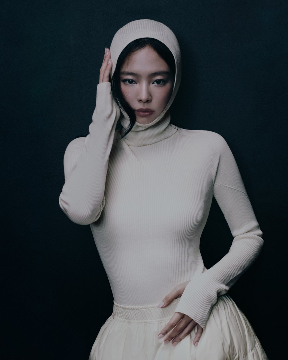 NEWSJENNlE's tweet photo. 📸261015 #JENNIE for Moncler https://t.co/2ou4YkvR70