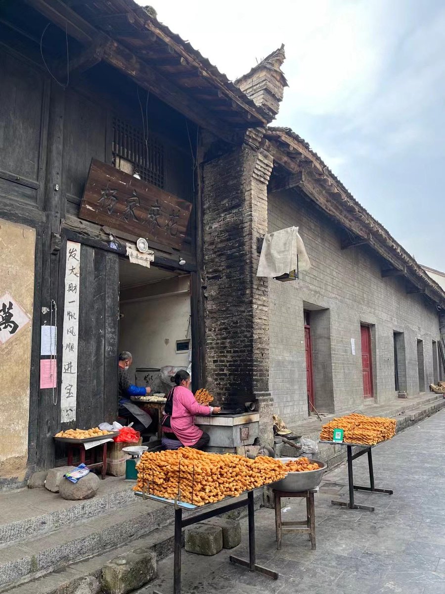 s_olyaya's tweet photo. When visiting the old lane, I stopped by the old workshop, smelled the slow-cooked flavor of traditional food, and felt the warmth of time here. https://t.co/Tn79XgOkQ9