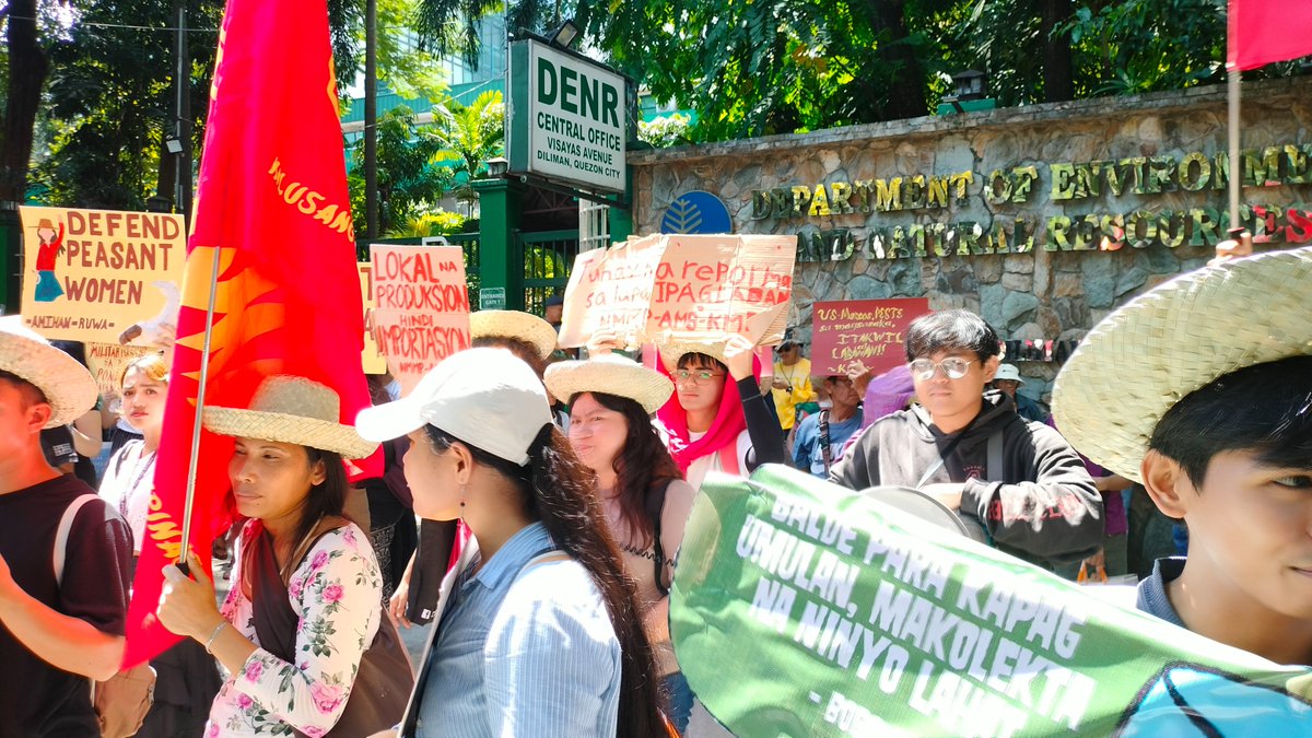 tinigngplaridel's tweet photo. 'TUNAY NA REPORMA SA LUPA, IPAGLABAN'
TINGNAN: Binaybay ng mga magsasaka mula sa iba't ibang probinsya ang kalsada mula sa DAR patungo sa DENR bilang pagsalubong sa pandaigdigang Araw ng Kababaihan sa Kanayunan ngayong Oktubre 15.
#IRWD2026
#BuwanNgMagbubukid
#PeasantMonth2026 https://t.co/uRlwLmHmLt