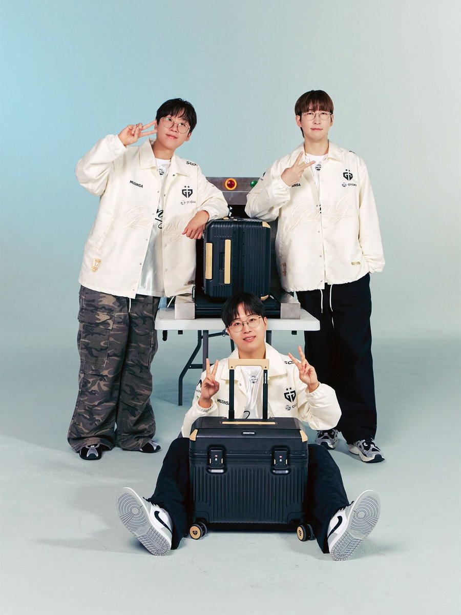 nyang_nyangngng's tweet photo. 그냥 가좍사진 같아서 맴이 좋음 우리 봇듀와 기구리 https://t.co/ZpbfGfYa2N