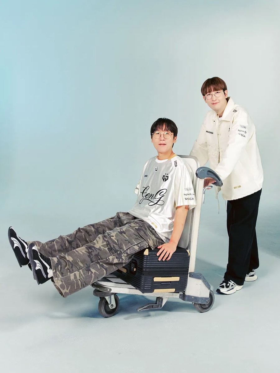 nyang_nyangngng's tweet photo. 그냥 가좍사진 같아서 맴이 좋음 우리 봇듀와 기구리 https://t.co/ZpbfGfYa2N