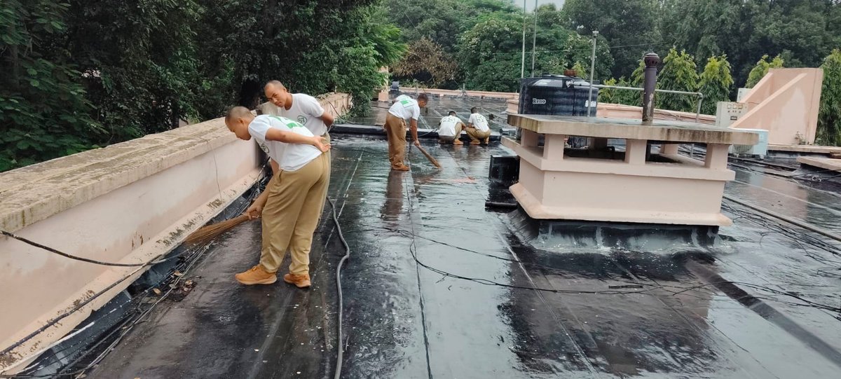 BSF_TCS's tweet photo. #SPECIALCAMPAIGN6 Troops of #BSF_TCS Hazaribagh actively participated in a dedicated drive for rooftop cleaning and maintenance across the campus, upholding the highest standards of hygiene and discipline.
#FirstLineOfDefence
#SHS
#CleanCampus https://t.co/vzld92SlM7