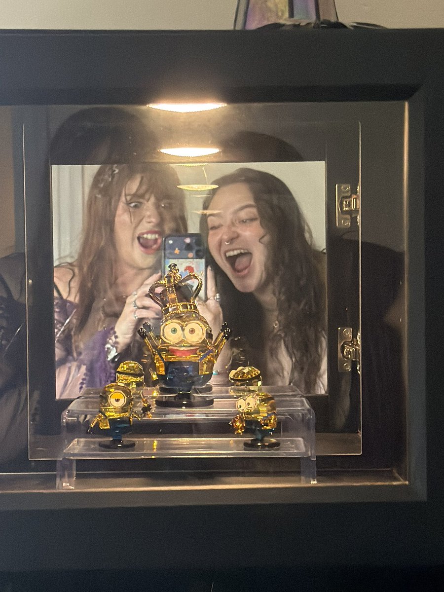 AnnaBP11's tweet photo. yeah my baddie has a swarovski crystal minion shrine. jealous? https://t.co/x8QZGDdaUi