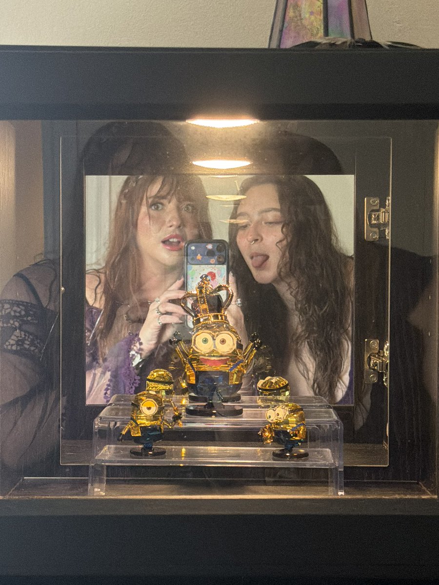 AnnaBP11's tweet photo. yeah my baddie has a swarovski crystal minion shrine. jealous? https://t.co/x8QZGDdaUi
