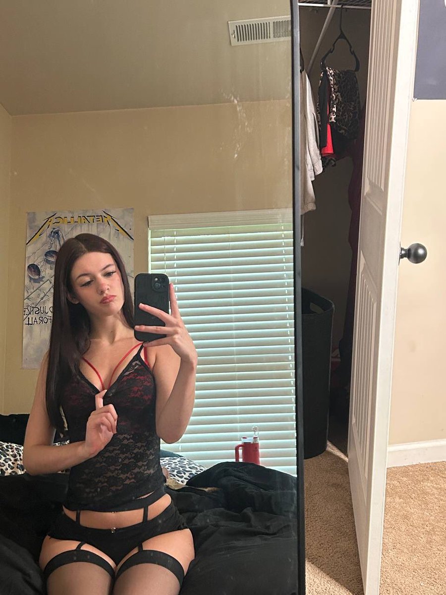 mightymaica's tweet photo. I dare you to make the first move. 

Im waiting on my dms 💋 https://t.co/Rgwol0mwBD