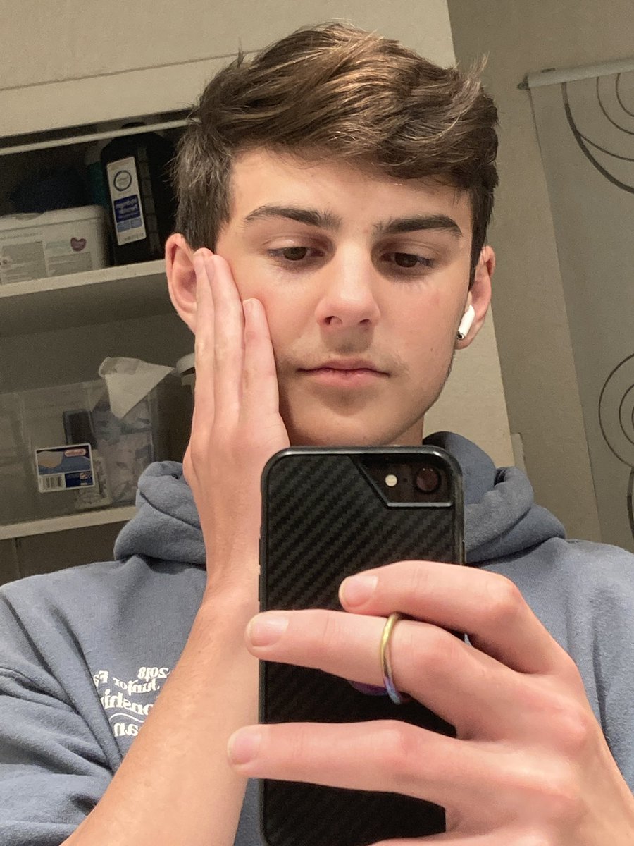 pwincediana's tweet photo. me when covid hit vs me neow https://t.co/FqULsuviIQ