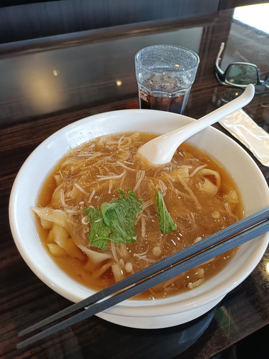 fukuda78's tweet photo. フカヒレ煮込み🍲ラーメン🍜
味が感じられないけど、コラーゲン＆コンドロイチンを楽しむ料理かなぁ〜？
#masarap https://t.co/ZnJ7NWf50x