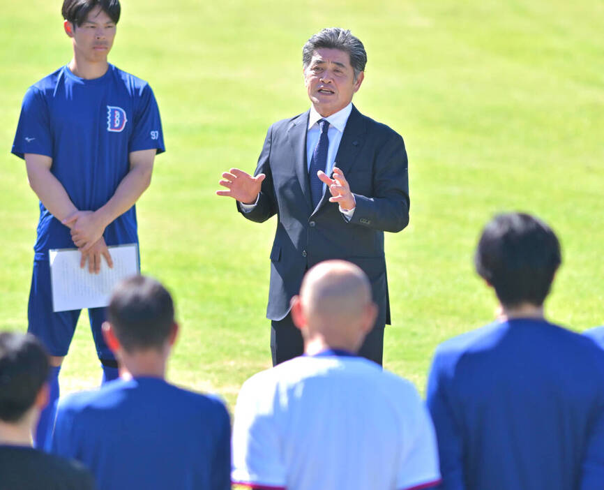 gnomotoke's tweet photo. 【中日】工藤公康新監督が会見→即練習視察→“初訓示”「一生懸命やる選手は好き」…高橋宏斗らナインに自作資料を配布（スポーツ報知）-Yahoo!ニュース https://t.co/LRWn92qCAG

中日の工藤公康新監督が15日、ナゴヤ球場での秋季練習を視察した。 https://t.co/A9WquemSXi