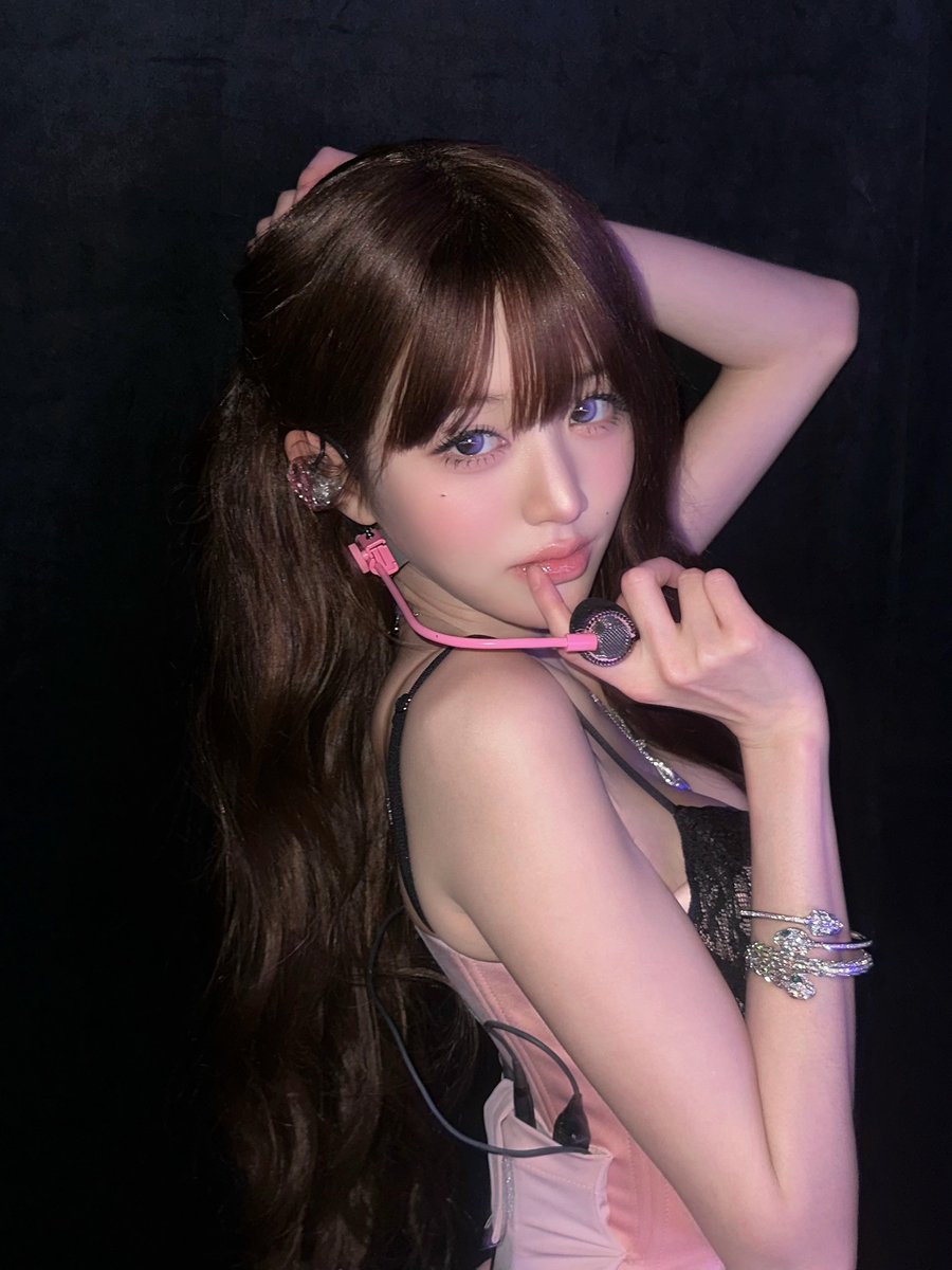 namju8003's tweet photo. 장원영 이 사진들 분위기 미쳤다 💗

핑크 마이크에 블랙 레이스 조합이라니…
특히 3번째 눈빛이 레전드 🌹

#장원영 #WONYOUNG #IVE https://t.co/Idzoq9Zmdn