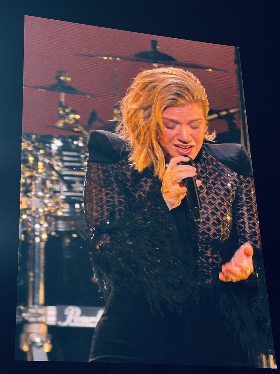 SoWhat_WhoCares's tweet photo. Kelly Clarkson performing tonight. She’s booked, unbothered, and looking fabulous. 💅🏼 https://t.co/9i1BbCeiU6