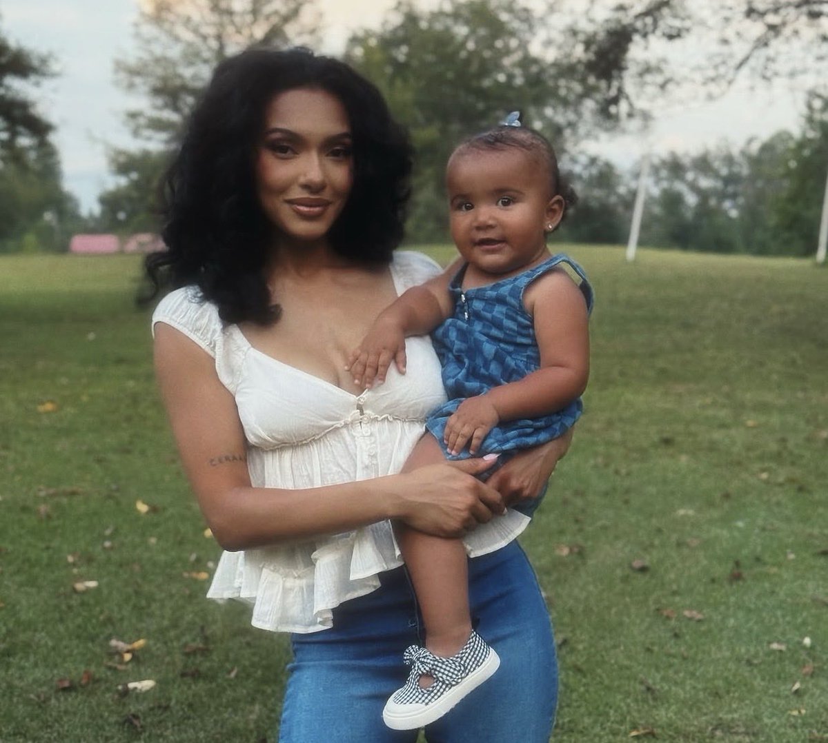 xoxogirlgossips's tweet photo. Y’all remember Ceraadi? 👀 Well, sister, Emaza has reportedly started a GoFundMe asking fans to help cover her legal fees and secure her daughter’s future… but wasn’t she on a private jet just a little under a month ago? 🤔✈️

What’s y’all take on this? 👀 https://t.co/nEBQh0poV5