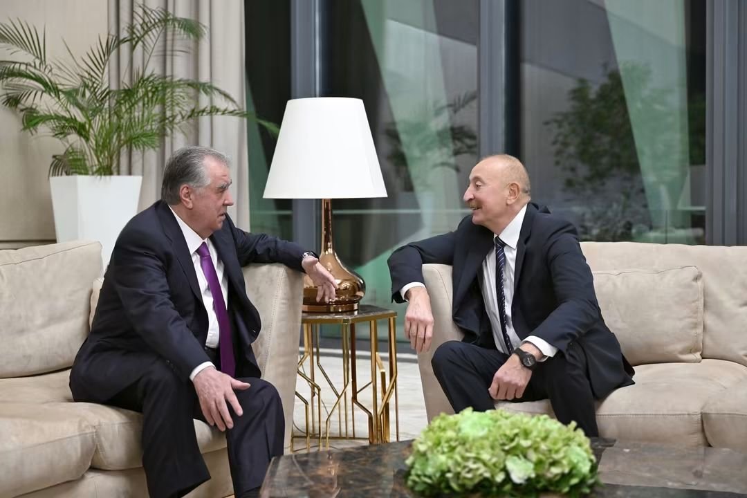 YAP_1992's tweet photo. Azərbaycan və Tacikistan arasında dostluq münasibətləri mövcuddur

Prezident İlham Əliyev Tacikistan Respublikasının Prezidenti Emoməli Rəhmon ilə görüşüb.

https://t.co/qORhBpGn7r https://t.co/XxXyTWBEen