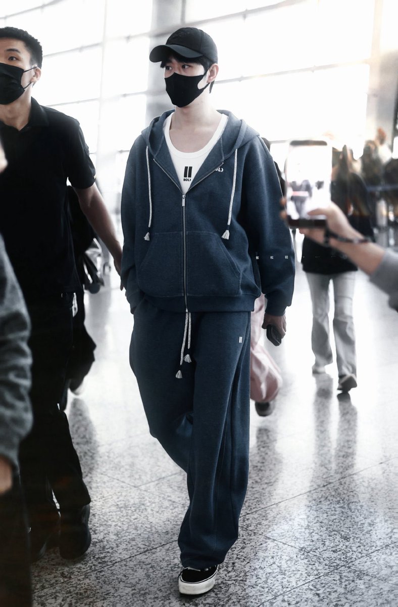 xinxin_d16's tweet photo. เฉิงตู 🛫 หางโจว 
หัวหน้าเหลียงจบการถ่ายแล้ว เดินทางกลับ 
เจอกันงานเหิงเตี้ยน
Cr. 紫松砚丨TJR https://t.co/aKY9jrKfY6