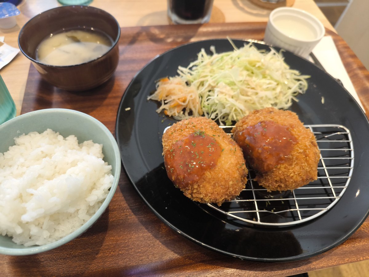 sanpokenjyu's tweet photo. 行きつけのお店でランチ！デート？
この間の記念日にはサプライズで普段のデザートとは違うケーキを出してもらった🎉
もうランチ行くならここしか行けない🍀 https://t.co/uteMQywMrg
