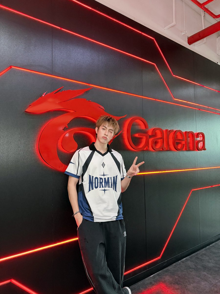PROXIE_Official's tweet photo. วันนี้ส่งกำลังใจให้ #PROXIEOnglee กับทีม #TeamNORMAN ด้วยนะครับ 🩵

RoV T-POP Tournament รอบออนไลน์ 
✦ 12:00 น. 🌟 #TeamVEDA vs ⚔ #TeamNORMAN
✦ 14:30 น. 🌳 #TeamAFATA vs 🌑 #TeamLOKHIEM

🔴รับชม LIVE: RoV T-POP Tournament ถ่ายทอดสดทุกช่องทาง Garena RoV Thailand 

#RoVTPOPTournament 
#RoV10ปีโตมาเอาเรื่อง
#RoV10ปี 
#PROXIEth #bROTHERSMUSIC