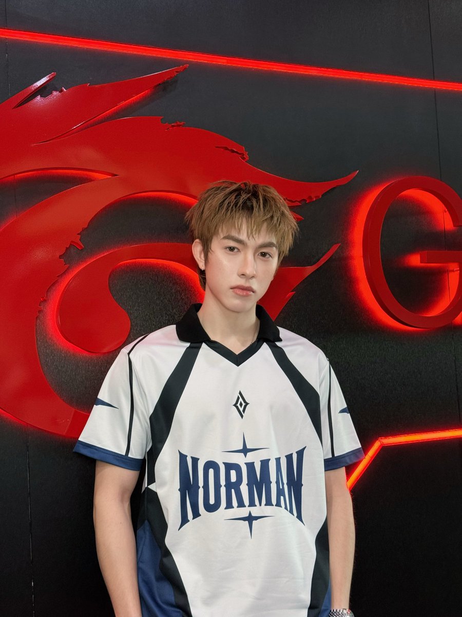 PROXIE_Official's tweet photo. วันนี้ส่งกำลังใจให้ #PROXIEOnglee กับทีม #TeamNORMAN ด้วยนะครับ 🩵

RoV T-POP Tournament รอบออนไลน์ 
✦ 12:00 น. 🌟 #TeamVEDA vs ⚔ #TeamNORMAN
✦ 14:30 น. 🌳 #TeamAFATA vs 🌑 #TeamLOKHIEM

🔴รับชม LIVE: RoV T-POP Tournament ถ่ายทอดสดทุกช่องทาง Garena RoV Thailand 

#RoVTPOPTournament 
#RoV10ปีโตมาเอาเรื่อง
#RoV10ปี 
#PROXIEth #bROTHERSMUSIC