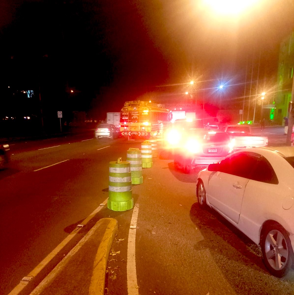 Se instala el equipo de señalización provisional para ordenamiento de bloques vehiculares en bulevar Liberación 9 avenida y 12 avenida zona 12. Precaución an…