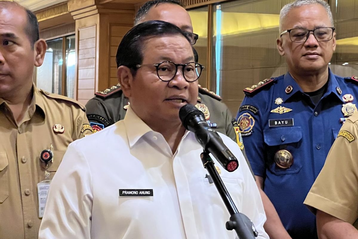 LambeSahamjja's tweet photo. pramono bilang dia sudah tidak mementingkan ego pribadi

kutipannya: “saya santai aja, diserang juga oke, enggak diserang juga enggak apa-apa”

menurut dia salah satu masalah bangsa adalah ego yang kegedean, terutama pemimpin

katanya, begitu jadi pemimpin, maunya cuma dirinya yang dilihat

pemimpin seharusnya menyelesaikan masalah dan melanjutkan pekerjaan yang belum tuntas dari pemimpin sebelumnya, bukan cari pengakuan

contoh yang dia sebut tiang monorel terbengkalai di rasuna said, jaksel, sekarang sudah ditata

lrt jakarta kelapa gading sampai manggarai, katanya dirintis sejak era ahok

rumah sakit sumber waras yang dulu hampir jadi kasus hukum, katanya sudah selesai dan tahun ini mulai groundbreaking jadi rumah sakit internasional

dia bilang peninggalan ahok sebenarnya banyak sekali

pembangunan jakarta harus dengan kerja keras dan keputusan yang tidak didasari kepentingan pribadi