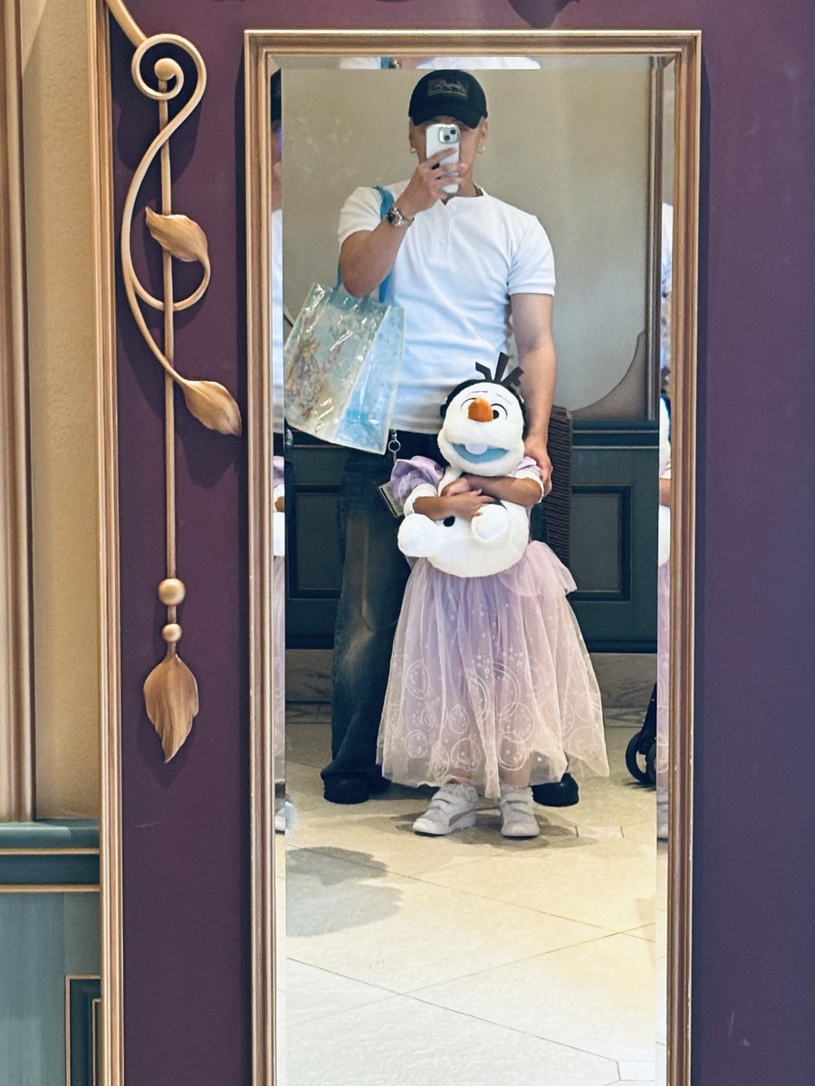 therampagezin's tweet photo. 家族とミニプリンセスを連れて夢の国へ🐭
姪っ子の目の輝きが今まで見た何よりも輝いていて、死ぬまで忘れないだろうなと思いました😄

ディズニー、本当にありがとう！！！ https://t.co/sQ3ILdYzpm