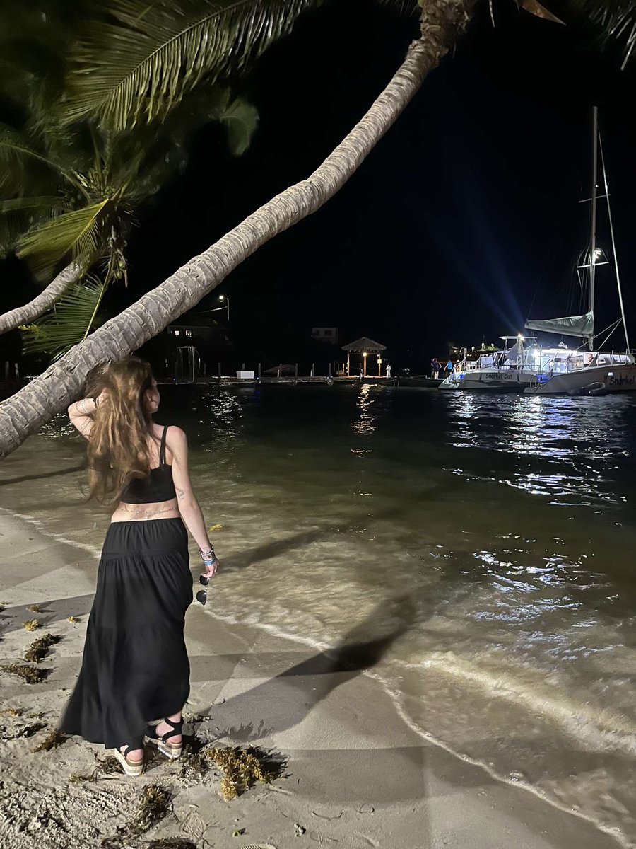 willowpixelbunn's tweet photo. Moonlight, ocean breeze, and a little bad-girl energy. 🖤 https://t.co/BhCTbdWjjv