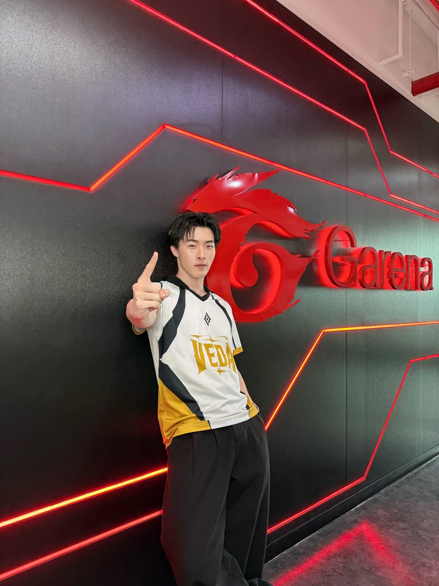 PROXIE_Official's tweet photo. วันนี้ส่งกำลังใจให้ #PROXIEKim กับทีม #TeamVEDA ด้วยนะครับ 💛

RoV T-POP Tournament รอบออนไลน์ 
✦ 12:00 น. 🌟 #TeamVEDA vs ⚔ #TeamNORMAN
✦ 14:30 น. 🌳 #TeamAFATA vs 🌑 #TeamLOKHIEM

🔴รับชม LIVE: RoV T-POP Tournament ถ่ายทอดสดทุกช่องทาง Garena RoV Thailand 

#RoVTPOPTournament 
#RoV10ปีโตมาเอาเรื่อง
#RoV10ปี 
#PROXIEth #bROTHERSMUSIC