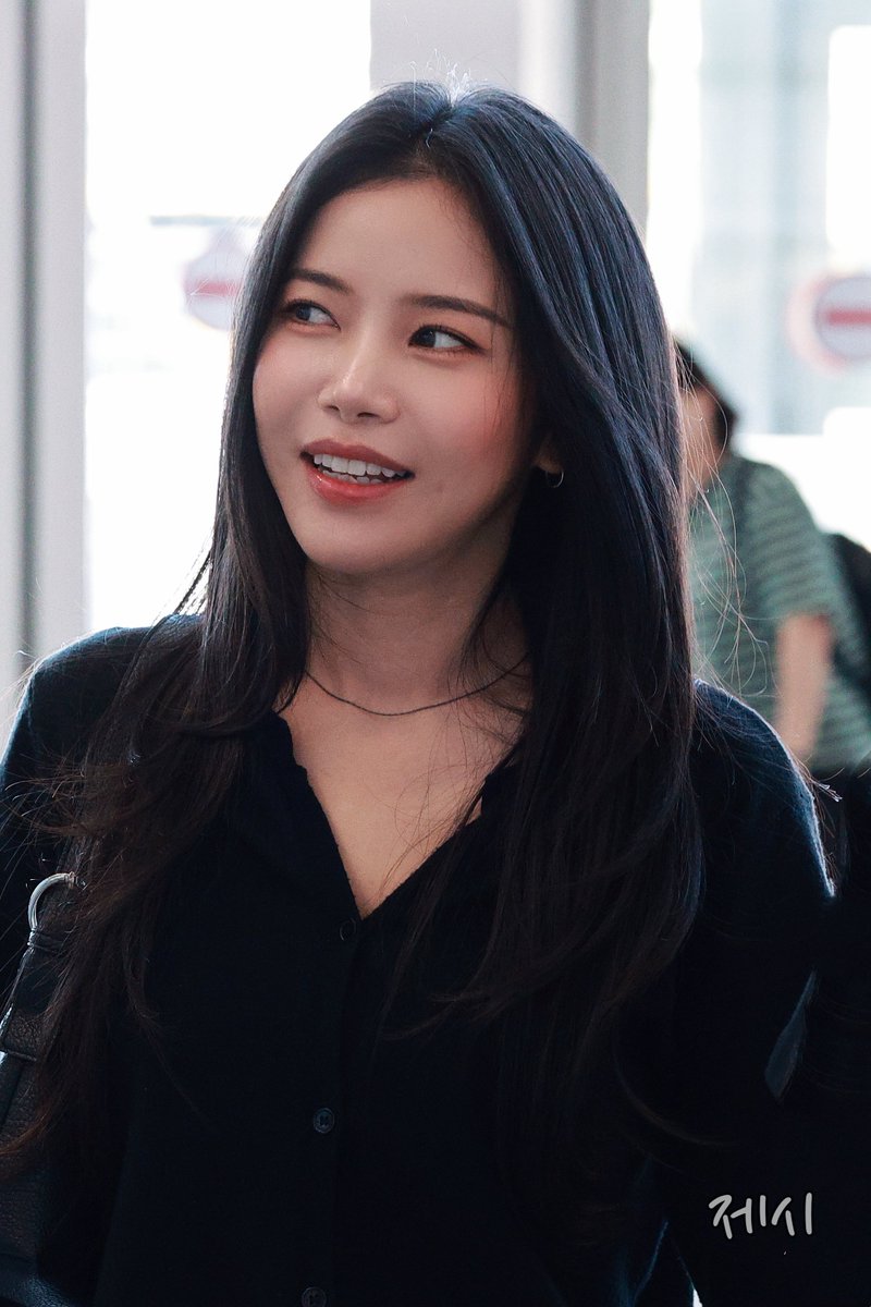 jezzylau's tweet photo. 261009 마마무 솔라 출국

💕

#마마무 #MAMAMOO 
#솔라 #Solar #ソラ #김용선 
#頌樂 #金容仙 https://t.co/Wt2Jl1MfTo
