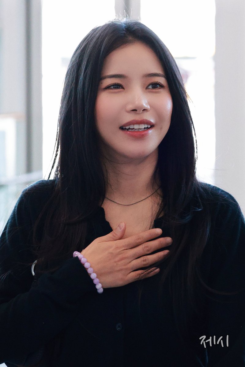 jezzylau's tweet photo. 261009 마마무 솔라 출국

💕

#마마무 #MAMAMOO 
#솔라 #Solar #ソラ #김용선 
#頌樂 #金容仙 https://t.co/Wt2Jl1MfTo