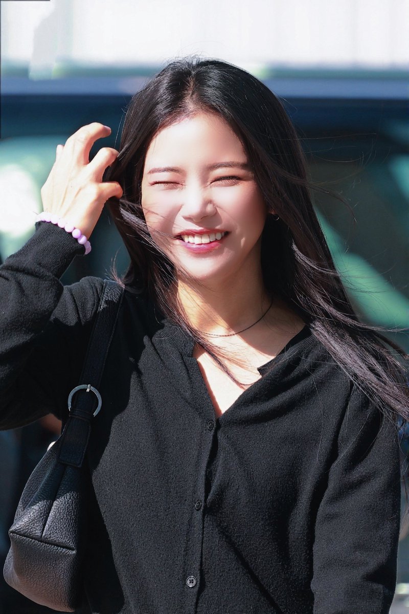 jezzylau's tweet photo. 261009 마마무 솔라 출국

☀️

#마마무 #MAMAMOO 
#솔라 #Solar #ソラ #김용선 
#頌樂 #金容仙 https://t.co/lqB251BIQN