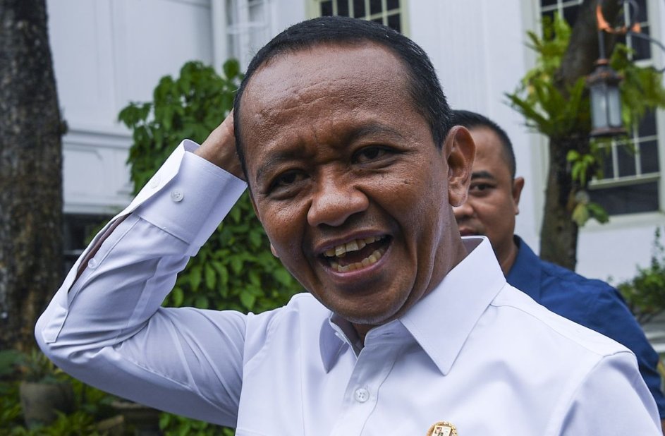 SobatBandar's tweet photo. Beredar rumor di masyarakat kalo dalam waktu dekat bahlil akan di-reshuffle imbas kelangkaan BBM di sejumlah wilayah.

Yang bikin rame, calon penggantinya adalah salah satu haji2an 👀 https://t.co/NMu7ejEMK3
