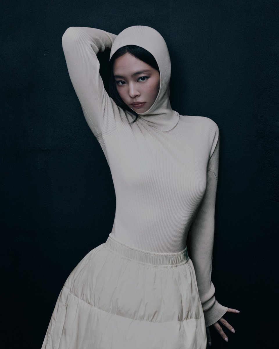 JennieDCGallery's tweet photo. 261015 #JENNIE fronting the Moncler Re/Icons campaign

“My most extraordinary dream is to keep discovering different versions of myself that I haven’t met yet,” Jennie said. “To keep creating freely, experiencing new things and never stop dreaming bigger.” https://t.co/WGCtrSzxkd