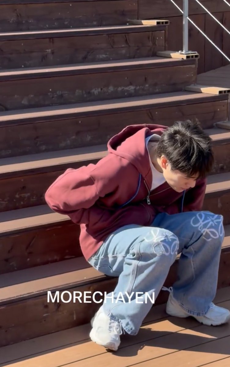 merrygoround95's tweet photo. เอ็นดูเนอะ🥺🤏🏻🤏🏻 ไปคนเดียว หนาวแค่ไหนก็ต้องทนให้ได้ อยู่ให้ได้ ปกติถ้าเขามีพาร์ทเนอร์(?)เขาไปด้วย เขาก็คงไม่ต้อง ทนหนาวขนาดนี้😢 คงได้เอามือไปซุกในกระเป๋าเสื้อของพาร์ทเนอร์เขา(?) คงได้อ้อนให้พาร์ทเนอร์เขากอดให้ความอบอุ่น(???) ไปแล้ว😢🧥🧤🫂 https://t.co/v2TlhJf9OG