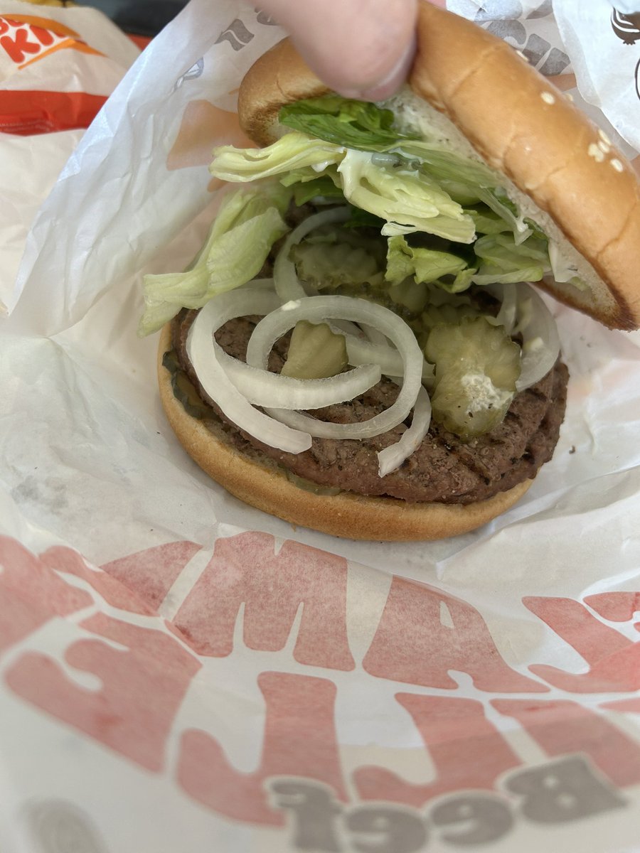 saya_0129's tweet photo. 初バーガーキング！ピクルスいっぱいのやつにした！でかい！うまかったです！#burgerking https://t.co/ggs58IbVoP